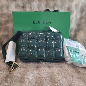 Bottega Veneta Padded Cassette bag in green shiny lambskin leather with gold-ton